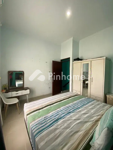 dijual rumah 2 lantai 4kt 105m2 di jl  flamboyan i - 8