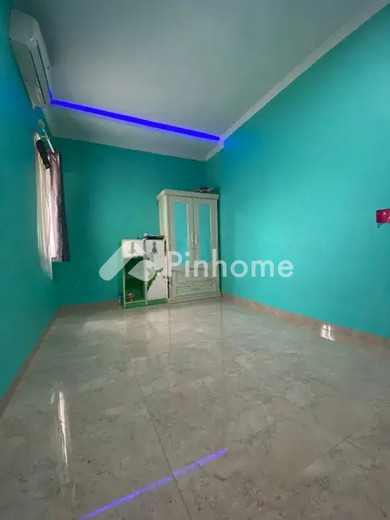 dijual rumah 2 lantai 4kt 105m2 di jl  flamboyan i - 10